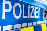 Frau und Kind auf Spielplatz belästigt! Mann setzt sich auf Schaukel und zieht seine Hose herunter