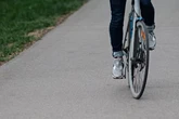 Er trug keinen Helm! Radfahrer stirbt bei schwerem Unfall auf Campingplatz