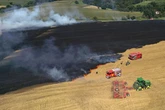 Stoppelfeld in Brand: Feuerwehr und Landwirte bekämpfen Feuer gemeinsam