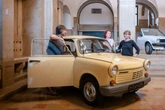 Warum steht ein Trabi im Chemnitzer Rathaus?