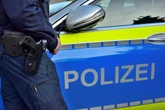 Mann schlägt und tritt auf Einsatzkräfte ein: Polizist verletzt