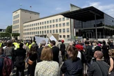 Was für Theater: Hunderte Menschen vor Sachsens Landtag versammelt