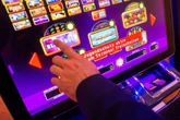 Mann nach Streit um Spielautomat attackiert: Später fällt tiefe Wunde auf