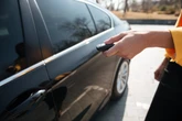 15-Jährige schnappt sich Mercedes vom Vater: Jetzt ist ein Autohaus einsturzgefährdet