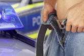 Mann entblößt sich auf Bahnsteig vor Kindern: Polizei sucht Zeugen