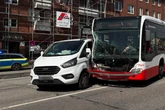 Unfall zwischen Linienbus und Transporter: Mindestens zwei Verletzte