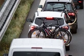 Eltern vergessen Kind auf Urlaubsfahrt: Nach halber Stunde dann der Schreck