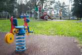 12-Jährige hantiert mit Messer auf Spielplatz: Polizei überwältigt Mädchen!