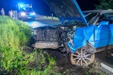 Vollsperrung nach Unfall im Erzgebirge: Audi kracht gegen Baum
