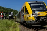 Zug mit 30 Schülern kracht an Bahnübergang in Lastwagen