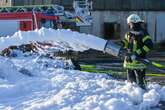 Flammen greifen auf Lager mit brennbaren Stoffen über! Feuerwehr gibt Warnung an Bevölkerung raus