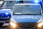 Messer-Angriff in Wilmersdorf: Person in Not-OP, Polizei sichert Schulen