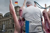 "Kein Recht auf Mord!" Darum steht "PETA" mit Masken und einem Sarg vor dem Reichstag