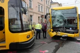 Schreck im Frühverkehr: 30 Verletzte nach Kollision zwischen Bus und Bahn, Strecke wieder frei