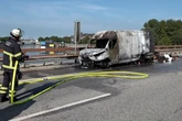 Paket-Transporter auf Autobahn in Flammen! Eine Person verletzt