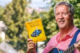 Wer da wohl alles drinsteht? Autoverkäufer schreibt Promi-Buch