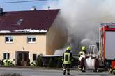 Rauchsäule kilometerweit sichtbar: Schuppenbrand droht auf Wohnhaus überzugreifen