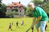 Hockey-Herren schießen zu straff! In Pillnitz wird ein Haus zur Zielscheibe