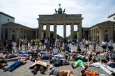 Menschen brechen am Brandenburger Tor angeblich wegen Hitze zusammen: Das steckt dahinter