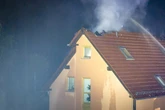 Blitzeinschlag in Wohnhaus: Plötzlich steht der Dachstuhl in Flammen