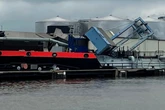 Unfall auf der Weser: Baggerschiff kracht in Hafen und reißt Kran nieder