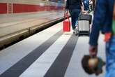 Erst sexuell belästigt, dann Gepäck geklaut: Polizei nimmt zwei Männer fest