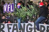 Kurioser Protest in der 3. Liga: Fans schmeißen Tannenbäume aufs Spielfeld!