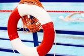 Allein im Becken: Frau rettet Dreijährigen im Freibad