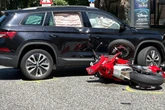 Auto übersieht Motorrad: Biker fliegt 20 Meter durch die Luft