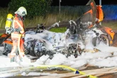 Tödliches Unglück: Mercedes-AMG übersieht Motorradfahrer, beide Fahrzeuge in Flammen