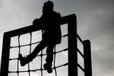 Plötzlich reißt das Seil: Kind auf Spielplatz schwer verletzt
