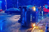 Fahrer übersieht rote Ampel: Dann kippt ein Auto um