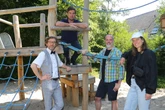 Lehrlinge bringen alten Spielplatz in Dresden-Hosterwitz auf Vordermann