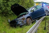 Auto kracht in Leitplanke: Zwei Verletzte bei Unfall auf A13