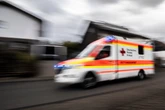 Tragischer Arbeitsunfall: Mann findet Kollegen tot zwischen Metallteilen