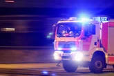 Hochhaus-Brand: Feuerwehr kämpft im 13. Obergeschoss gegen Flammen und geplatzte Wasserleitung