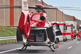 Auto überschlägt sich auf A2: Zwei Menschen schwer verletzt, Hubschrauber im Einsatz