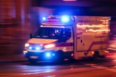 Auto kracht an Kreuzung gegen Ampel: Drei Frauen schwer verletzt