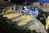 Mitten in der Nacht: Autofahrer stürzt in Baugrube