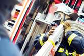 Brand ruft Feuerwehr auf Plan: Retter finden leblosen Mann in Hausflur