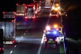 Gefährliche Serie auf A1 und A7: Unbekannte werfen wiederholt Gegenstände von Brücken