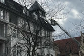 Rauchwolke über der Innenstadt: Dachstuhl von Wohnhaus in Flammen