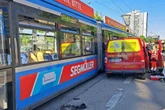 Wendemanöver mit Folgen: Auto in München von Bahn erfasst, VW-Fahrer verletzt