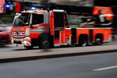 Feuer in Seniorenwohnung: Mehr als 20 Menschen evakuiert, ein Mann schwer verletzt