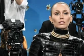 Stimmen-Drama, geplatzte Zyste und "zersetztes" Bein: Miley Cyrus schockt mit krassen Gesundheitsproblemen