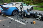 Motorrad kracht in quer stehenden Tesla: Biker (†59) stirbt an Unfallstelle