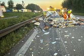 Auto rast in Wohnwagen: Trümmerfeld verteilt sich auf A5 bei Freiburg!