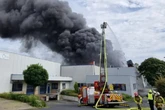 Großbrand von Gewerbebetrieb in Monheim: Keine Gefahr mehr für Bevölkerung