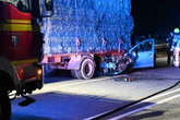 Autofahrerin kracht in Traktor-Anhänger: Fahrzeuge ineinander verkeilt, Frau in Klinik