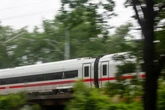 Bei 280 km/h außen am ICE! Polizei schnappt junge Train-Surfer